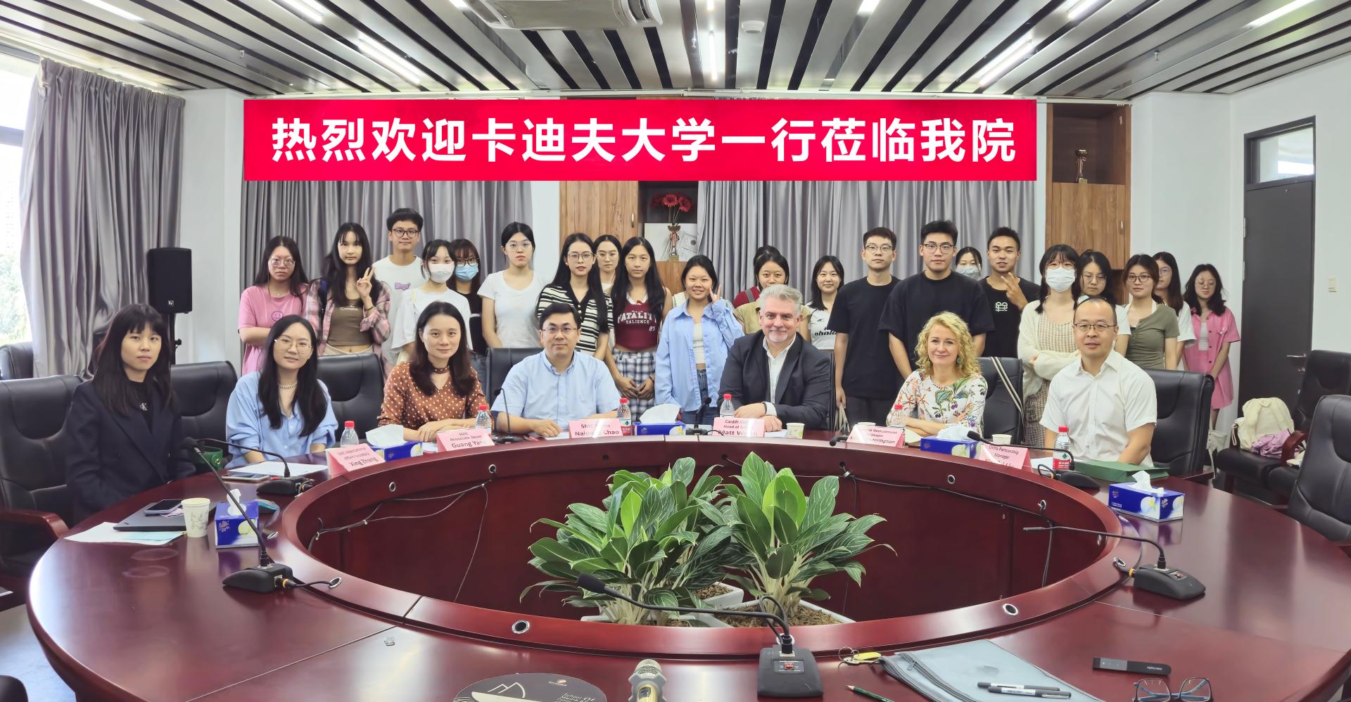 英国卡迪夫大学新闻媒体与文化好色tv
到访好色tv
深化合作交流
