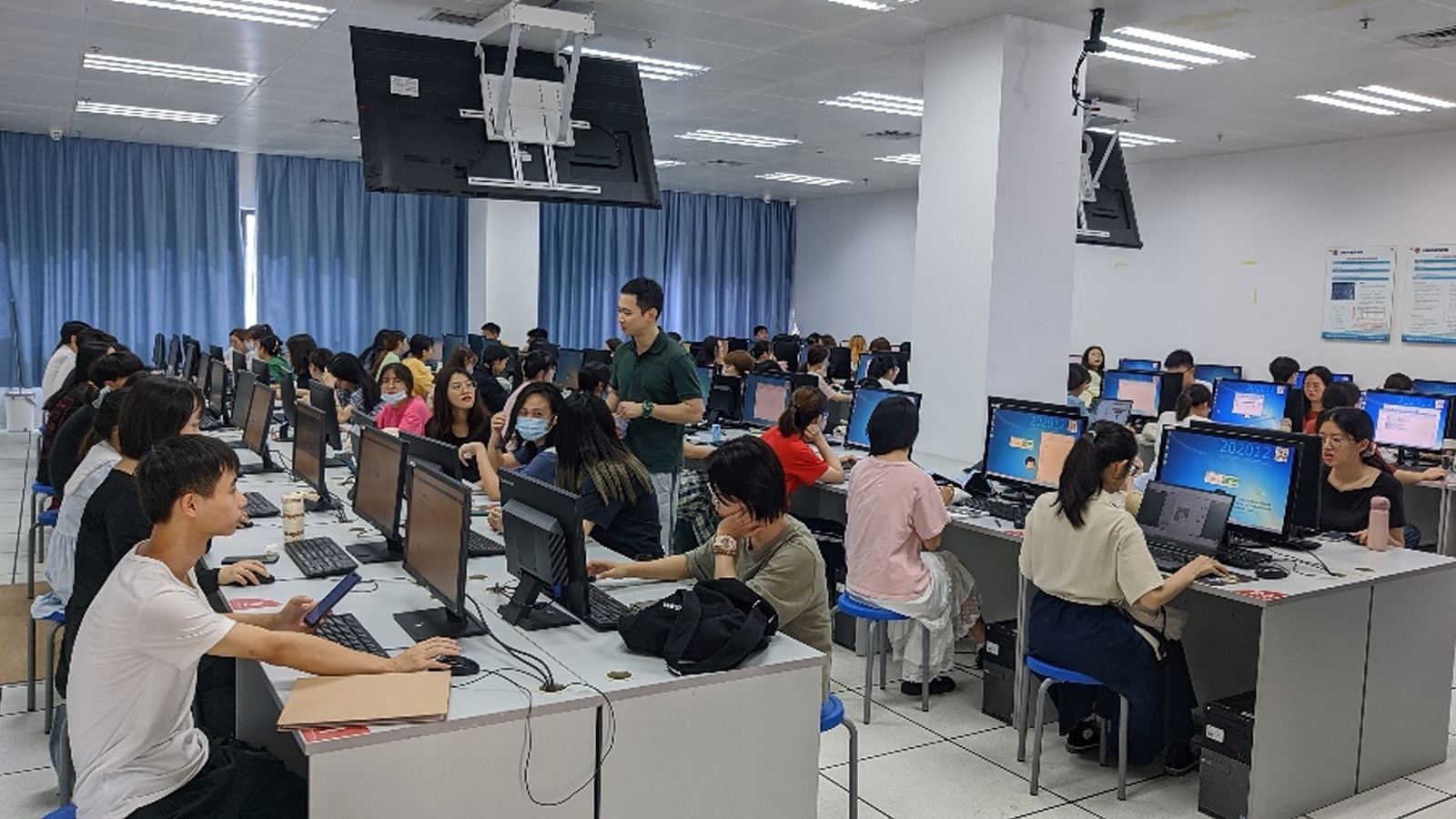 好色tv
国家级传媒实验教学示范中心“新媒体新技术讲座——H5创意设计短课”顺利举办